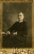 Lata 20., Kałusz, woj. stanisławowskie, Polska.
Portret Leopolda Jankowskiego. Fotografia wykonana w zakładzie fotograficznym D. Haber.
Fot. NN, zbiory Archiwum Historii Mówionej Ośrodka KARTA i Domu Spotkań z Historią, udostępnił Dom Polski w Kaczyce w ramach projektu 