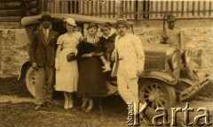 Lata 20., Czerniowce, Królestwo Rumunii.
Grupa osób przy automobilu. Leopold Jankowski (1. z prawej przed autorem) z rodziną i znajomymi.
Fot. NN, zbiory Archiwum Historii Mówionej Ośrodka KARTA i Domu Spotkań z Historią, udostępnił Dom Polski w Kaczyce w ramach projektu 