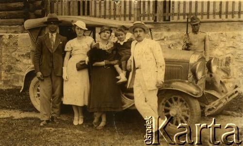 Lata 20., Czerniowce, Królestwo Rumunii.
Grupa osób przy automobilu. Leopold Jankowski (1. z prawej przed autorem) z rodziną i znajomymi.
Fot. NN, zbiory Archiwum Historii Mówionej Ośrodka KARTA i Domu Spotkań z Historią, udostępnił Dom Polski w Kaczyce w ramach projektu 