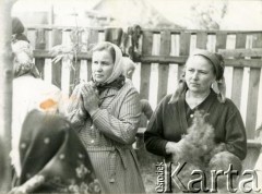 Brak daty, Gruszewka k/Narowli, Białoruska SRR, ZSRR.
Kobiety podczas modlitwy.
Fot. NN, zbiory Archiwum Historii Mówionej Ośrodka KARTA i Domu Spotkań z Historią, udostępniła Tatiana Malinowska w ramach projektu 