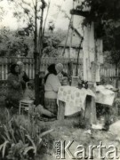 Brak daty, Gruszewka k/Narowli, Białoruska SRR, ZSRR.
Kobiety i dzieci modlące się pod krzyżem - kapliczką.
Fot. NN, zbiory Archiwum Historii Mówionej Ośrodka KARTA i Domu Spotkań z Historią, udostępniła Tatiana Malinowska w ramach projektu 