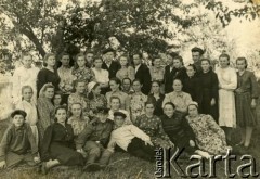 Po 1945, Gruszewka k/Narowli, Białoruska SRR, ZSRR.
Zdjęcie grupowe mieszkańców wsi.
Fot. NN, zbiory Archiwum Historii Mówionej Ośrodka KARTA i Domu Spotkań z Historią, udostępniła Tatiana Malinowska w ramach projektu 