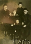 Lata 30., Białoruska SRR, ZSRR.
Grupa osób. Fotografia z archiwum rodzinnego Tatiany Malinowskiej.
Fot. NN, zbiory Archiwum Historii Mówionej Ośrodka KARTA i Domu Spotkań z Historią, udostępniła Tatiana Malinowska w ramach projektu 