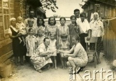Lata 50./60., Białoruska SRR, ZSRR.
Grupa osób. Prawdopodobnie rodzina Malinowskich.
Fot. NN, zbiory Archiwum Historii Mówionej Ośrodka KARTA i Domu Spotkań z Historią, udostępniła Tatiana Malinowska w ramach projektu 