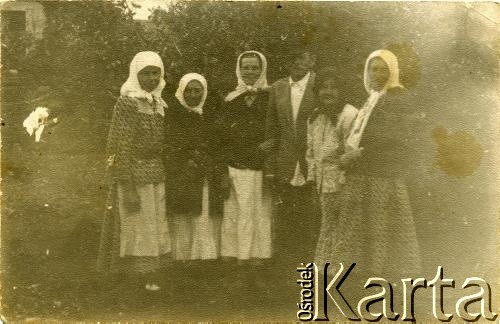 Brak daty, Gruszewka k/Narowli, Białoruś.
Grupa osób w ogrodzie. Fotografia z rodzinnego archiwum Tatiany Malinowskiej.
Fot. NN, zbiory Archiwum Historii Mówionej Ośrodka KARTA i Domu Spotkań z Historią, udostępniła Tatiana Malinowska w ramach projektu 