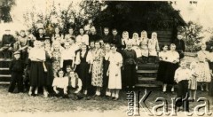 Przed 1939, brak miejsca.
Zdjęcie grupowe. Mieszkańcy wsi.
Fot. NN, zbiory Archiwum Historii Mówionej Ośrodka KARTA i Domu Spotkań z Historią, udostępniła Tatiana Malinowska w ramach projektu 
