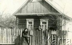 Lata 80., Gruszewka  k. Narowli, Białoruś.
Grupa osób przed domem. Najprawdopodobniej Tatiana Malinowska z mężem i synem.
Fot. NN, zbiory Archiwum Historii Mówionej Ośrodka KARTA i Domu Spotkań z Historią, udostępniła Tatiana Malinowska w ramach projektu 