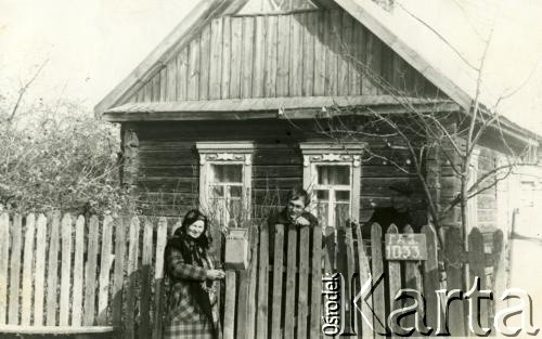 Lata 80., Gruszewka  k. Narowli, Białoruś.
Grupa osób przed domem. Najprawdopodobniej Tatiana Malinowska z mężem i synem.
Fot. NN, zbiory Archiwum Historii Mówionej Ośrodka KARTA i Domu Spotkań z Historią, udostępniła Tatiana Malinowska w ramach projektu 