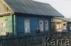 Lata 90., Gruszewka  k. Narowli, Białoruś.
Portret kobiety przed domem. Prawdopodobnie Tatiana Malinowska.
Fot. NN, zbiory Archiwum Historii Mówionej Ośrodka KARTA i Domu Spotkań z Historią, udostępniła Tatiana Malinowska w ramach projektu 