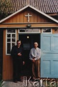 Lata 90., Białoruś.
Dwóch mężczyzn przed kościołem. 1. z lewej ksiądz.
Fot. NN, zbiory Archiwum Historii Mówionej Ośrodka KARTA i Domu Spotkań z Historią, udostępniła Tatiana Malinowska w ramach projektu 