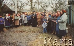 Lata 90., Białoruś.
Grupa osób w towarzystwie księdza.
Fot. NN, zbiory Archiwum Historii Mówionej Ośrodka KARTA i Domu Spotkań z Historią, udostępniła Tatiana Malinowska w ramach projektu 