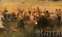 Lata 90., Białoruś.
Grupa osób przy ognisku.
Fot. NN, zbiory Archiwum Historii Mówionej Ośrodka KARTA i Domu Spotkań z Historią, udostępniła Tatiana Malinowska w ramach projektu 