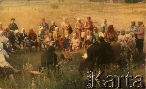 Lata 90., Białoruś.
Grupa osób przy ognisku.
Fot. NN, zbiory Archiwum Historii Mówionej Ośrodka KARTA i Domu Spotkań z Historią, udostępniła Tatiana Malinowska w ramach projektu 