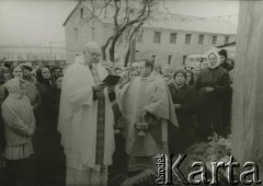 Lata 90., Kimbarówka, Mozyrz, Białoruś.
Ksiądz i wierni w czasie modlitwy.
Fot. NN, zbiory Ośrodka KARTA