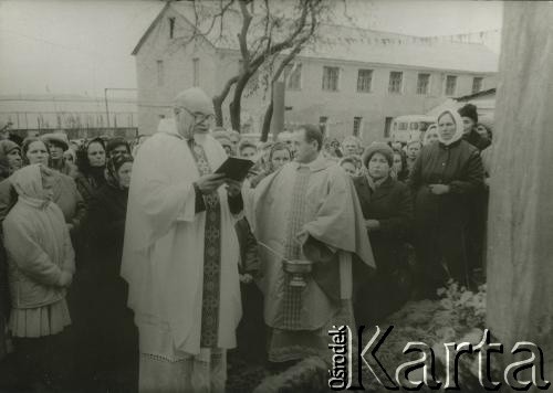Lata 90., Kimbarówka, Mozyrz, Białoruś.
Ksiądz i wierni w czasie modlitwy.
Fot. NN, zbiory Ośrodka KARTA