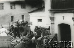 Lata 90., Kimbarówka, Mozyrz, Białoruś.
Prace przy remoncie i odbudowie kościoła św. Michała Archanioła i zabudowań klasztoru cystersek.
Fot. NN, zbiory Ośrodka KARTA