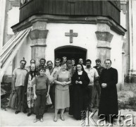 Lata 90., Kimbarówka, Mozyrz, Białoruś.
Odbudowa kościoła św. Michała Archanioła - grupa mieszkańców i pracowników budowlanych z zakonnicą i księdzem Józefem Dziekońskim.
Fot. NN, zbiory Ośrodka KARTA