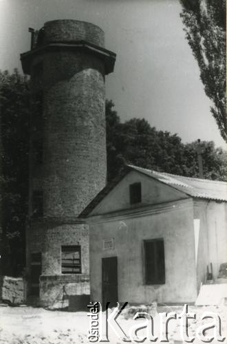 Lata 90., Lelczyce, Białoruś.
Zniszczona wieża i fragment budynku (prawdopodobnie kaplica), obecnie kościół Najświętszego Serca Pana Jezusa i Matki Bożej Fatimskiej.
Fot. NN, zbiory Ośrodka KARTA