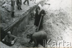 Lata 90., Kimbarówka, Mozyrz, Białoruś.
Prace przy remoncie i odbudowie kościoła św. Michała Archanioła i zabudowań klasztoru cystersek. Kobiety kopiące fundamenty.
Fot. NN, zbiory Ośrodka KARTA