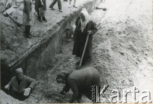 Lata 90., Kimbarówka, Mozyrz, Białoruś.
Prace przy remoncie i odbudowie kościoła św. Michała Archanioła i zabudowań klasztoru cystersek. Kobiety kopiące fundamenty.
Fot. NN, zbiory Ośrodka KARTA