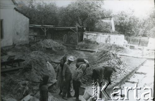 Lata 90., Kimbarówka, Mozyrz, Białoruś.
Prace przy remoncie i odbudowie kościoła św. Michała Archanioła i zabudowań klasztoru cystersek. Prace przy fundamentach.
Fot. NN, zbiory Ośrodka KARTA