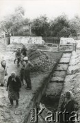 Lata 90., Kimbarówka, Mozyrz, Białoruś.
Prace przy remoncie i odbudowie kościoła św. Michała Archanioła i zabudowań klasztoru cystersek. Prace przy fundamentach.
Fot. NN, zbiory Ośrodka KARTA