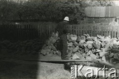 Lata 90., Kimbarówka, Mozyrz, Białoruś.
Prace przy remoncie i odbudowie kościoła św. Michała Archanioła i zabudowań klasztoru cystersek. Materiały budowlane.
Fot. NN, zbiory Ośrodka KARTA