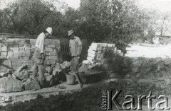 Lata 90., Kimbarówka, Mozyrz, Białoruś.
Prace przy remoncie i odbudowie kościoła św. Michała Archanioła i zabudowań klasztoru cystersek. Mężczyźni przy kamiennym murze.
Fot. NN, zbiory Ośrodka KARTA