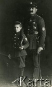 Przed 1939, brak miejsca.
Najprawdopodobniej ojciec i syn w mundurach Związku Strzeleckiego. Mężczyzna odznaczony Krzyżem Walecznych, Brązowym Krzyżem Zasługi, Medalem za Długoletnią Służbę, posiada także Krzyż Legionów.
Fot. NN, zbiory Archiwum Historii Mówionej Ośrodka KARTA i Domu Spotkań z Historią, udostępniła Maria Pustelnik w ramach projektu 