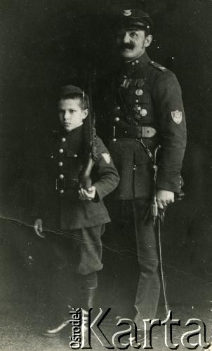 Przed 1939, brak miejsca.
Najprawdopodobniej ojciec i syn w mundurach Związku Strzeleckiego. Mężczyzna odznaczony Krzyżem Walecznych, Brązowym Krzyżem Zasługi, Medalem za Długoletnią Służbę, posiada także Krzyż Legionów.
Fot. NN, zbiory Archiwum Historii Mówionej Ośrodka KARTA i Domu Spotkań z Historią, udostępniła Maria Pustelnik w ramach projektu 