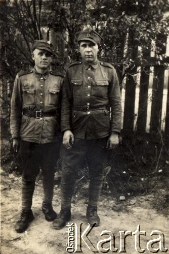 1939-1945, brak miejsca.
Portret dwóch żołnierzy. Z lewej najprawdopodobniej Maciej Raniowski.
Fot. NN, zbiory Archiwum Historii Mówionej Ośrodka KARTA i Domu Spotkań z Historią, udostępnił Maciej Raniowski w ramach projektu 