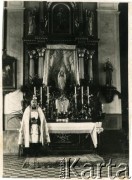 4.08.1956, Szarkowszczyzna, Białoruska SRR, ZSRR.
Ksiądz Kazimierz Radziszewski (1904-1978) w kościele św. Trójcy.
Fot. NN, zbiory Archiwum Historii Mówionej Ośrodka KARTA i Domu Spotkań z Historią, projekt 