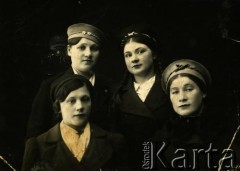 Przed 1939, brak miejsca.
Zdjęcie grupowe kobiet.
Fot. NN, zbiory Archiwum Historii Mówionej Ośrodka KARTA i Domu Spotkań z Historią, udostępniła Adela Wojciechowska w ramach projektu 
