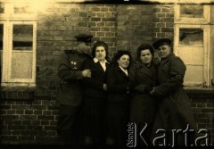 Lata 50./60., brak miejsca.
Adela Wojciechowska (w środku) ze znajomymi.
Fot. NN, zbiory Archiwum Historii Mówionej Ośrodka KARTA i Domu Spotkań z Historią, udostępniła Adela Wojciechowska w ramach projektu 