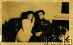 Lata 50./60., brak miejsca.
Portret Adeli Wojciechowskiej z żołnierzem.
Fot. NN, zbiory Archiwum Historii Mówionej Ośrodka KARTA i Domu Spotkań z Historią, udostępniła Adela Wojciechowska w ramach projektu 