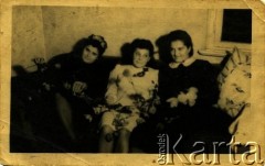 Lata 50./60., brak miejsca.
Portret Adeli Wojciechowskiej (w środku) z koleżankami.
Fot. NN, zbiory Archiwum Historii Mówionej Ośrodka KARTA i Domu Spotkań z Historią, udostępniła Adela Wojciechowska w ramach projektu 