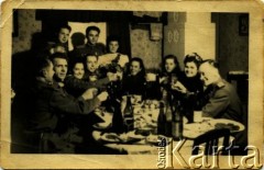 Lata 50./60., brak miejsca.
Grupa osób. Adela Wojciechowska (w białej sukni) w towarzystwie znajomych.
Fot. NN, zbiory Archiwum Historii Mówionej Ośrodka KARTA i Domu Spotkań z Historią, udostępniła Adela Wojciechowska w ramach projektu 
