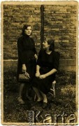 Lata 50./60., brak miejsca.
Adela Wojciechowska (z lewej) z koleżanką.
Fot. NN, zbiory Archiwum Historii Mówionej Ośrodka KARTA i Domu Spotkań z Historią, udostępniła Adela Wojciechowska w ramach projektu 