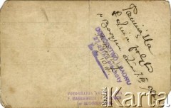 7.07.1926, Barycz k. Końskich, Polska.
Rewers odbitki fotograficznej o sygnaturze AHM_PnW_3461_0013_0002a
Adnotacja: Pamiątka z dnia pobytu w Baryczu. Obóz ćwiczebny. Pieczęć: Dowództwo I Baonu 27 pułku piechoty. Zdjęcie wykonane przez: Fotografia Artystyczna F. Mankiewicza i A. Borowca w Końskich.
Fot. NN, zbiory Archiwum Historii Mówionej Ośrodka KARTA i Domu Spotkań z Historią, udostępniła Anna Wołkowa w ramach projektu 