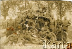 7.07.1926, Barycz k. Końskich, Polska.
Adnotacja: Pamiątka z dnia pobytu w O. C. Baryczu. Obóz ćwiczebny. Pieczęć: Dowództwo I Baonu 27 pułku piechoty. Rowery. Zdjęcie wykonane przez: Fotografia Artystyczna F. Mankiewicza i A. Borowca w Końskich.
Fot. NN, zbiory Archiwum Historii Mówionej Ośrodka KARTA i Domu Spotkań z Historią, udostępniła Anna Wołkowa w ramach projektu 