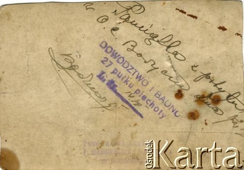 7.07.1926, Barycz k. Końskich, Polska.
Rewers odbitki fotograficznej o sygnaturze AHM_PnW_3461_0013_0003a:
Adnotacja: Pamiątka z dnia pobytu w O. C. Baryczu. Obóz ćwiczebny. Pieczęć: Dowództwo I Baonu 27 pułku piechoty. Zdjęcie wykonane przez: Fotografia Artystyczna F. Mankiewicza i A. Borowca w Końskich.
Fot. NN, zbiory Archiwum Historii Mówionej Ośrodka KARTA i Domu Spotkań z Historią, udostępniła Anna Wołkowa w ramach projektu 