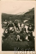 Przed 1939, Polska.
Zdjęcie grupowe kobiet na łonie natury.
Fot. NN, zbiory Archiwum Historii Mówionej Ośrodka KARTA i Domu Spotkań z Historią, udostępniła Anna Wołkowa w ramach projektu 