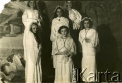 Przed 1939, Polska.
Przedstawienie teatralne. Kobiety w białych szatach z wiankami na głowie.
Fot. NN, zbiory Archiwum Historii Mówionej Ośrodka KARTA i Domu Spotkań z Historią, udostępniła Anna Wołkowa w ramach projektu 