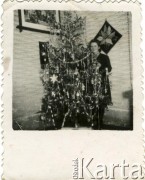 Lata 50./60., brak miejsca.
Kobieta stojąca przy choince.
Fot. NN, zbiory Archiwum Historii Mówionej Ośrodka KARTA i Domu Spotkań z Historią, udostępniła Anna Wołkowa w ramach projektu 