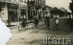 Przed 1939, Kołomyja, Polska.
Rowerzyści na ulicy miasta.
Fot. NN, zbiory Archiwum Historii Mówionej Ośrodka KARTA i Domu Spotkań z Historią, udostępniła Anna Wołkowa w ramach projektu 