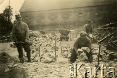 Przed 1939, Polska.
Brukarze przy budowiu ulicy.
Fot. NN, zbiory Archiwum Historii Mówionej Ośrodka KARTA i Domu Spotkań z Historią, udostępniła Anna Wołkowa w ramach projektu 