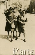 Przed 1939, Polska.
Kobiety spacerujące ulicą.
Fot. NN, zbiory Archiwum Historii Mówionej Ośrodka KARTA i Domu Spotkań z Historią, udostępniła Anna Wołkowa w ramach projektu 