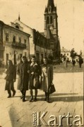 Przed 1939, Czortków, Polska.
Kobiety spacerujące ulicą. W tle kościół dominikanów pod wezwaniem św. Stanisława.
Fot. NN, zbiory Archiwum Historii Mówionej Ośrodka KARTA i Domu Spotkań z Historią, udostępniła Anna Wołkowa w ramach projektu 