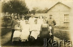 Przed 1918, brak miejsca.
Zdjęcie grupowe. Sanitariusze, sanitariuszki lub pielęgniarki, żołnierze w mundurach armii austro-węgierskiej. Prawdopodobnie personel polowego szpitala.
Fot. NN, zbiory Archiwum Historii Mówionej Ośrodka KARTA i Domu Spotkań z Historią, udostępniła Anna Wołkowa w ramach projektu 