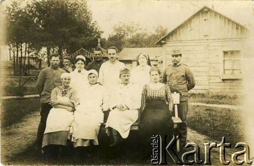 Przed 1918, brak miejsca.
Zdjęcie grupowe. Sanitariusze, sanitariuszki lub pielęgniarki, żołnierze w mundurach armii austro-węgierskiej. Prawdopodobnie personel polowego szpitala.
Fot. NN, zbiory Archiwum Historii Mówionej Ośrodka KARTA i Domu Spotkań z Historią, udostępniła Anna Wołkowa w ramach projektu 